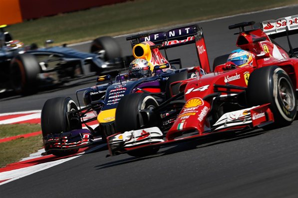 Batalla sin cuartel entre Vettel y Alonso.